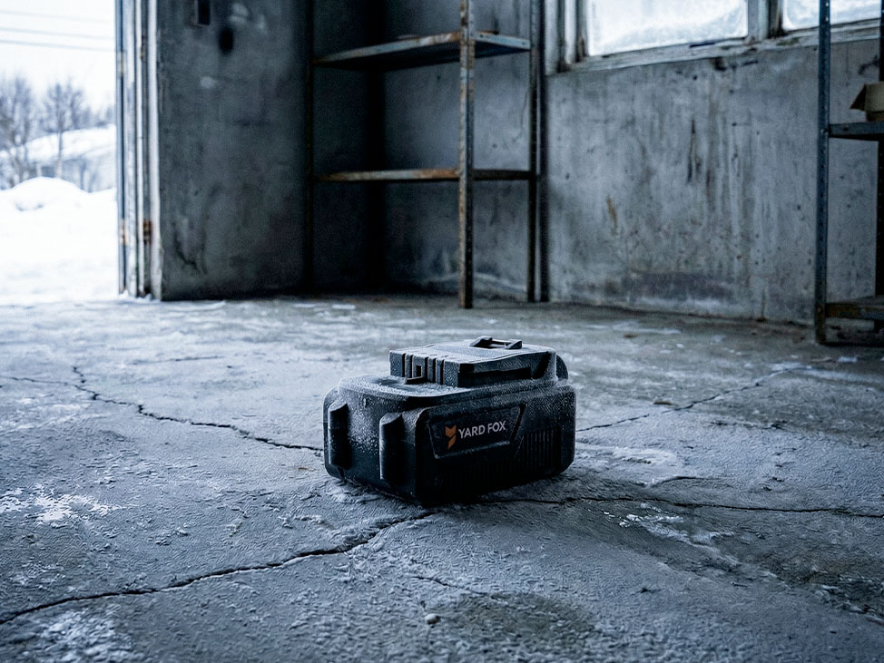 Не храните аккумуляторы в неотапливаемом гараже или на балконе